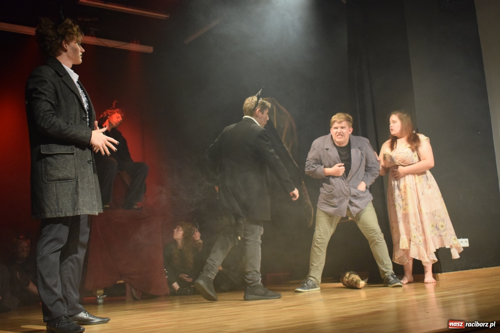 Zdjęcie w galerii na portalu naszraciborz.pl: Spektakl Igraszki z diabłem na scenie MDK wiadomości z regionu