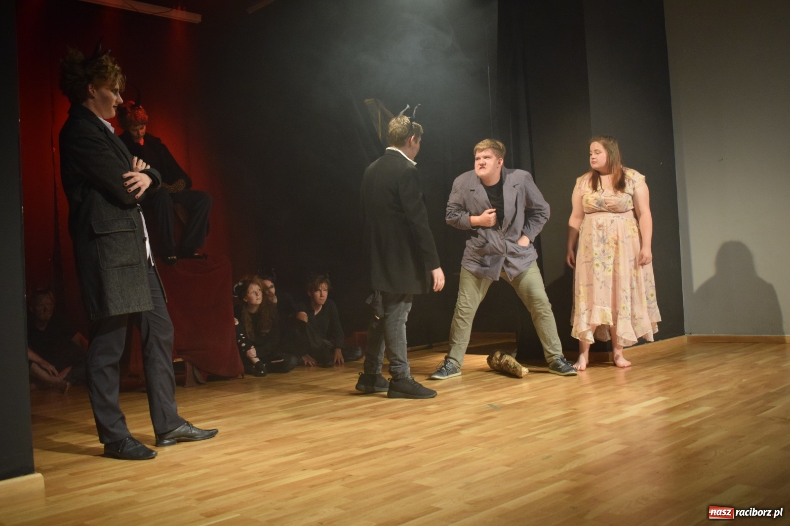 Zdjęcie w galerii na portalu naszraciborz.pl: Spektakl Igraszki z diabłem na scenie MDK wiadomości z regionu