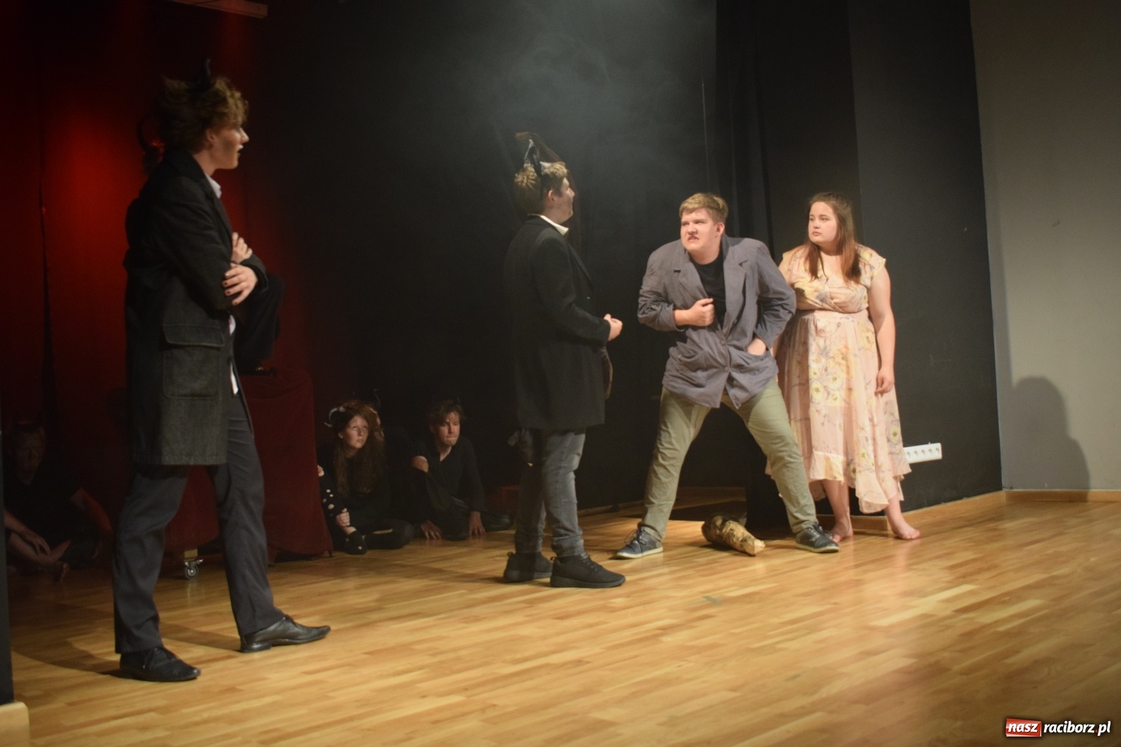 Zdjęcie w galerii na portalu naszraciborz.pl: Spektakl Igraszki z diabłem na scenie MDK wiadomości z regionu