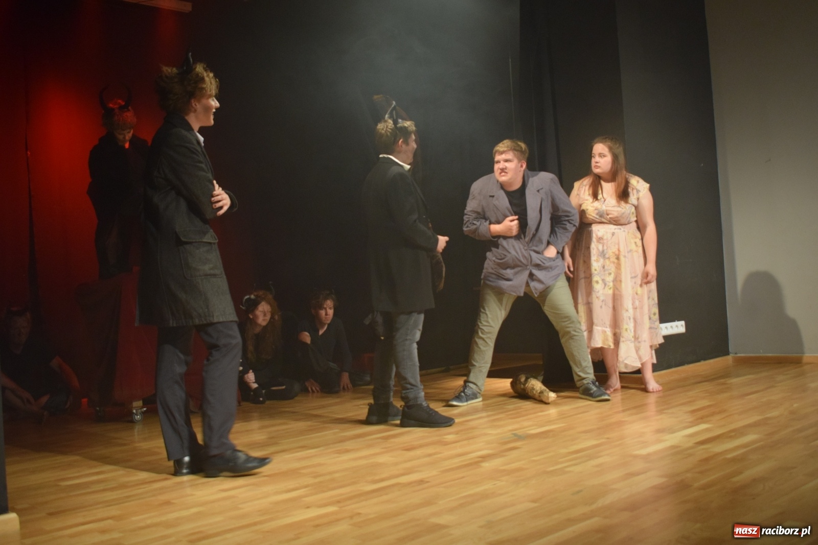 Zdjęcie w galerii na portalu naszraciborz.pl: Spektakl Igraszki z diabłem na scenie MDK wiadomości z regionu