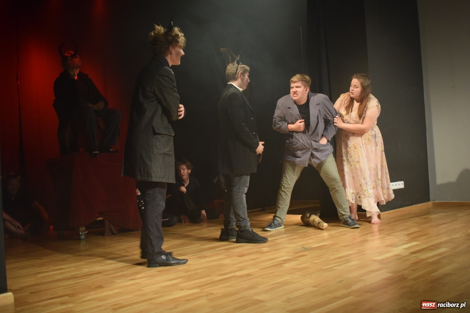 Zdjęcie w galerii na portalu naszraciborz.pl: Spektakl Igraszki z diabłem na scenie MDK wiadomości z regionu