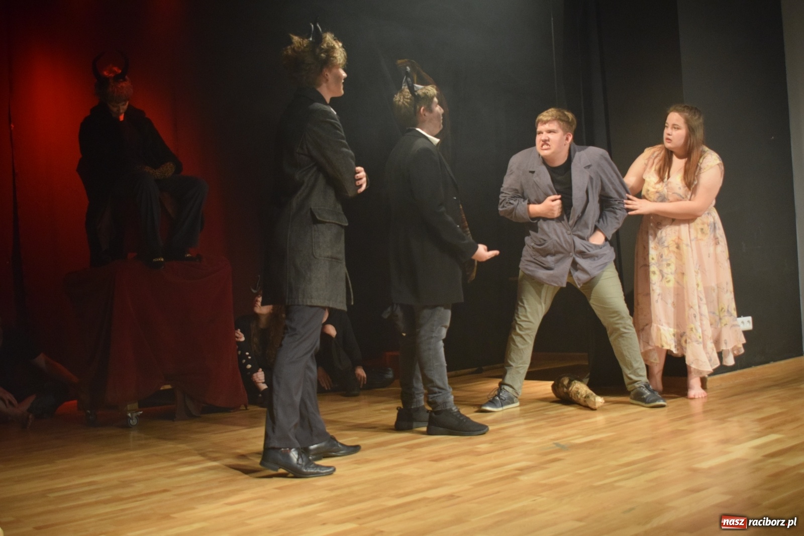 Zdjęcie w galerii na portalu naszraciborz.pl: Spektakl Igraszki z diabłem na scenie MDK wiadomości z regionu