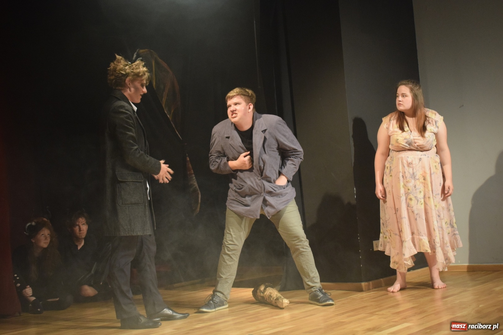 Zdjęcie w galerii na portalu naszraciborz.pl: Spektakl Igraszki z diabłem na scenie MDK wiadomości z regionu