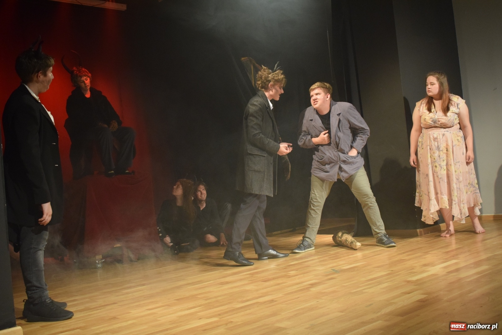 Zdjęcie w galerii na portalu naszraciborz.pl: Spektakl Igraszki z diabłem na scenie MDK wiadomości z regionu