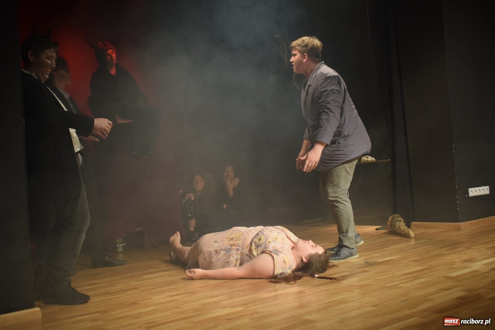 Zdjęcie w galerii na portalu naszraciborz.pl: Spektakl Igraszki z diabłem na scenie MDK wiadomości z regionu
