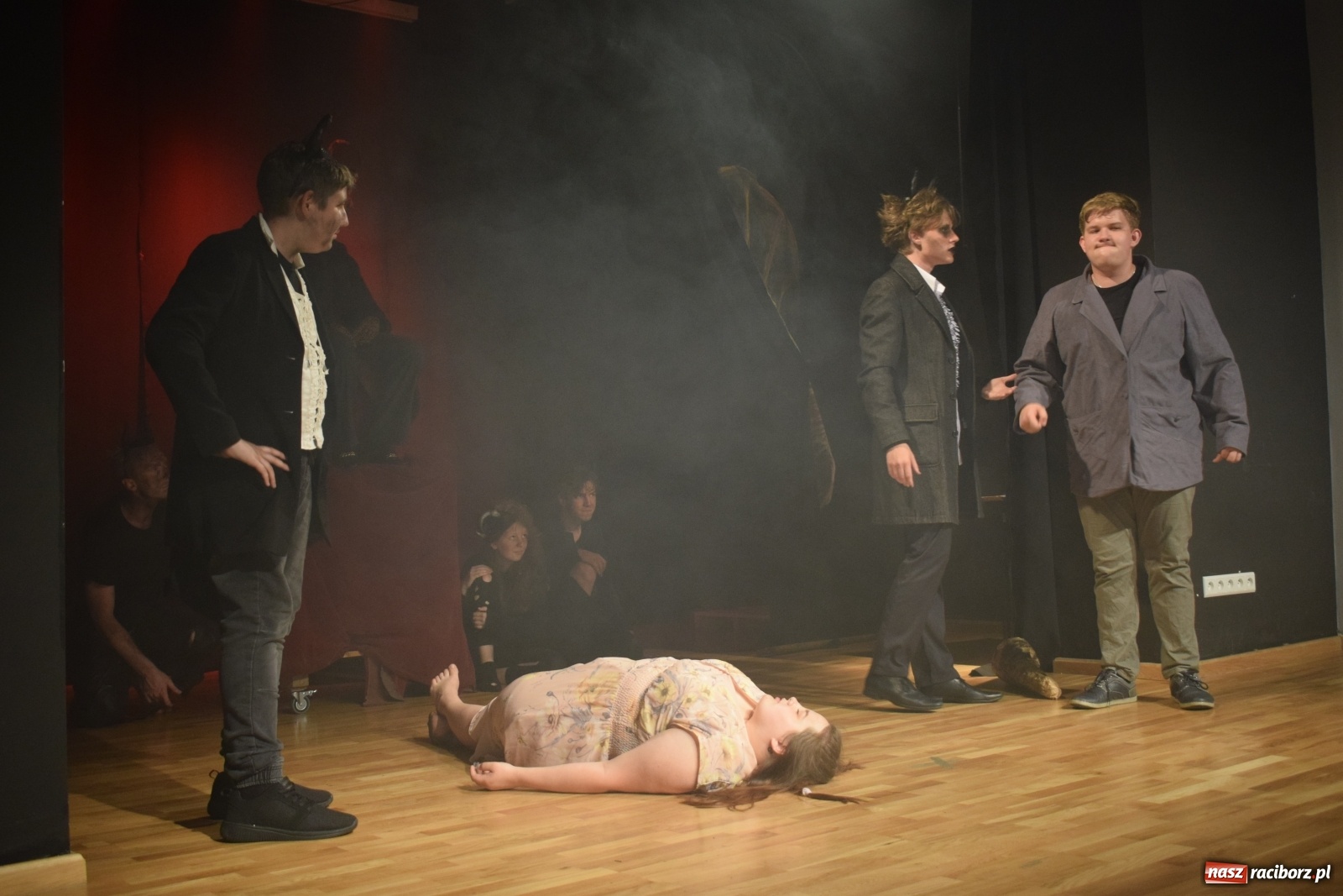 Zdjęcie w galerii na portalu naszraciborz.pl: Spektakl Igraszki z diabłem na scenie MDK wiadomości z regionu