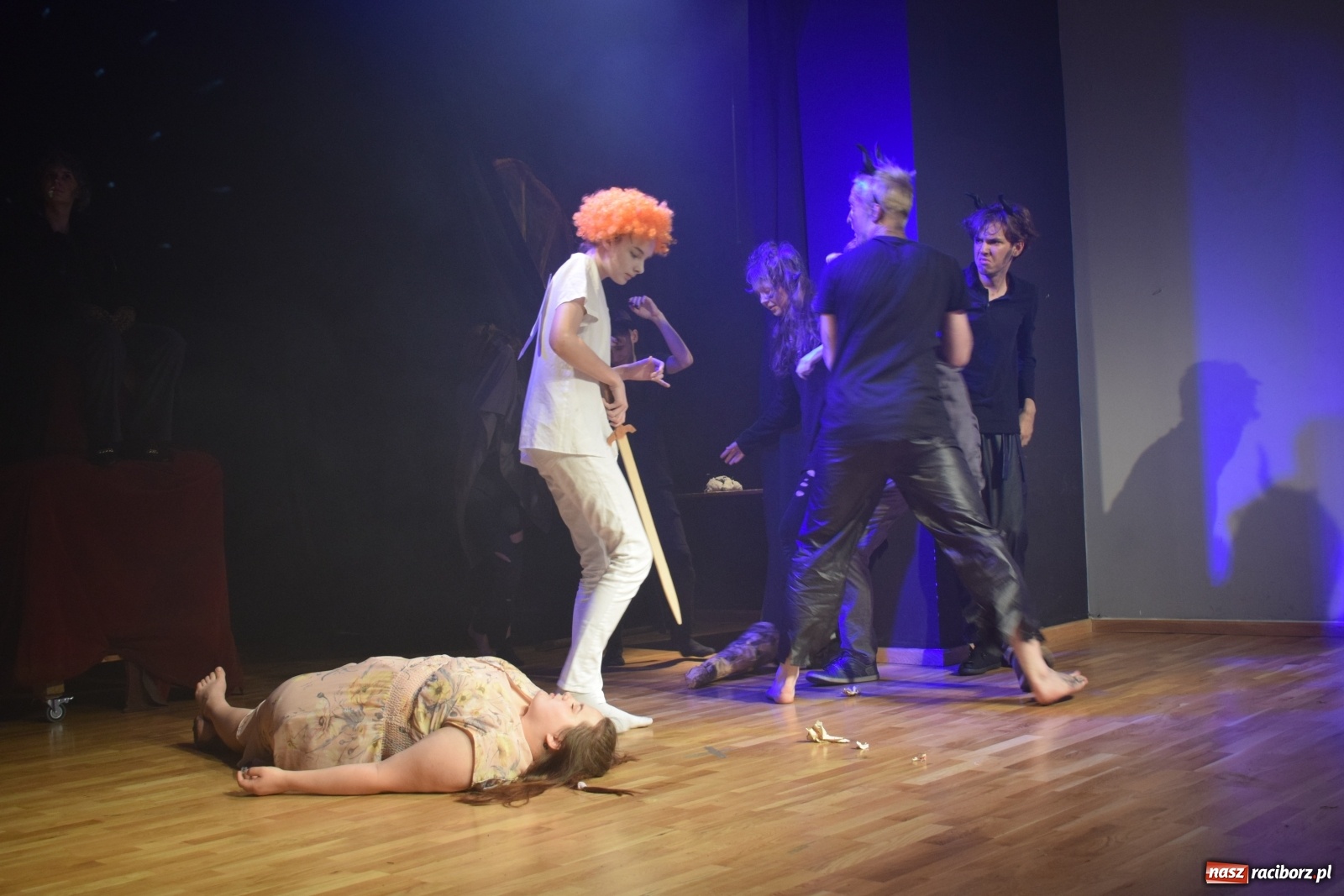 Zdjęcie w galerii na portalu naszraciborz.pl: Spektakl Igraszki z diabłem na scenie MDK wiadomości z regionu