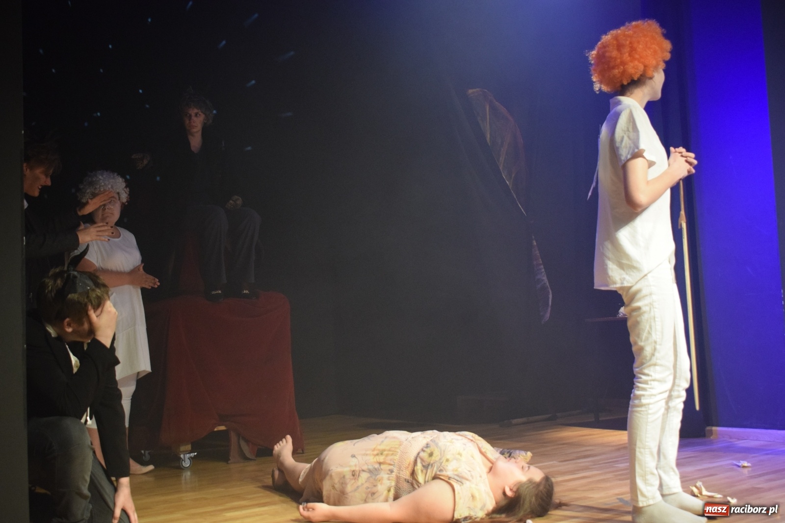 Zdjęcie w galerii na portalu naszraciborz.pl: Spektakl Igraszki z diabłem na scenie MDK wiadomości z regionu