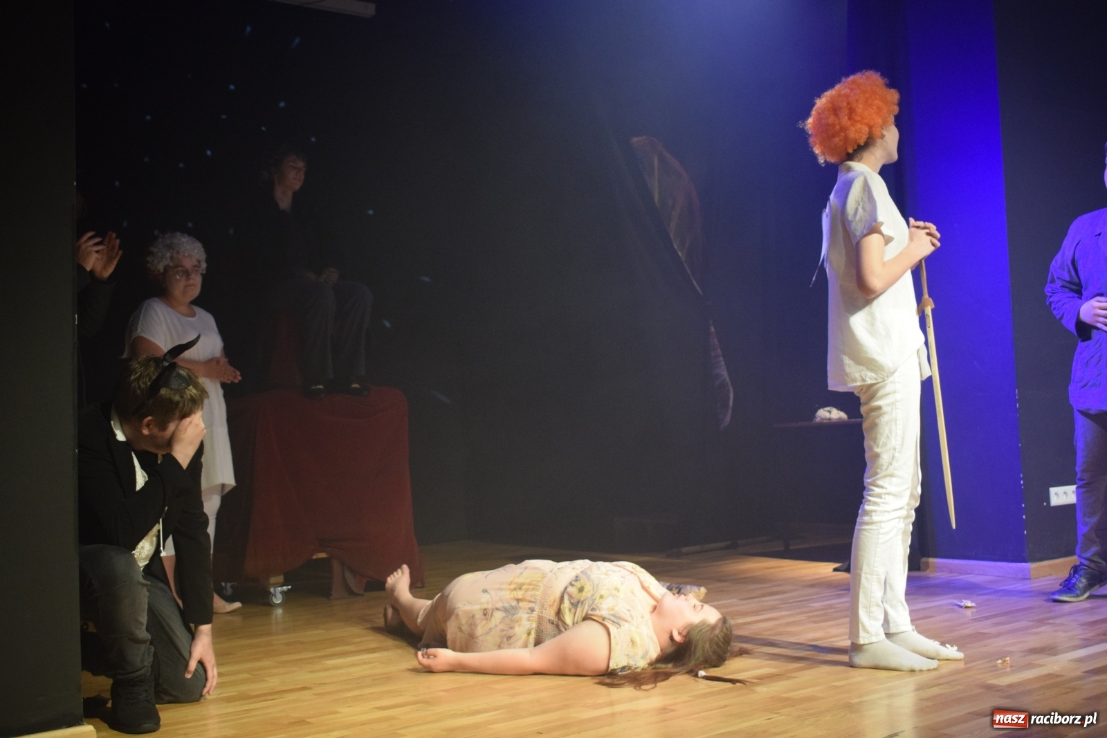 Zdjęcie w galerii na portalu naszraciborz.pl: Spektakl Igraszki z diabłem na scenie MDK wiadomości z regionu