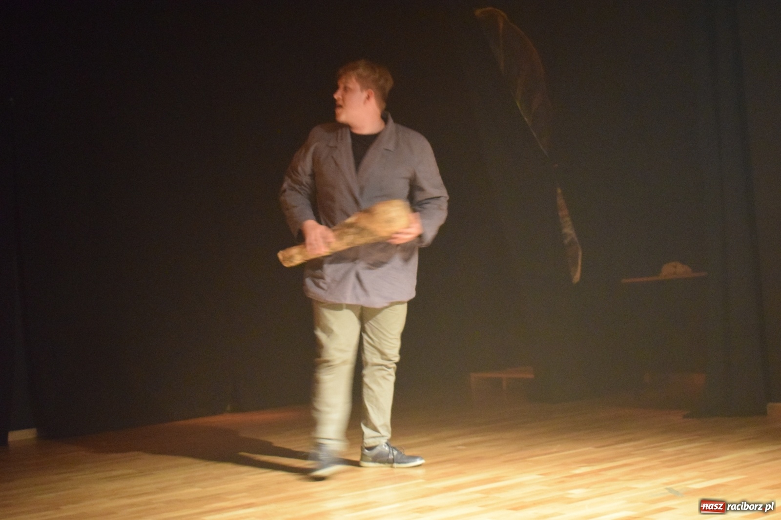 Zdjęcie w galerii na portalu naszraciborz.pl: Spektakl Igraszki z diabłem na scenie MDK wiadomości z regionu