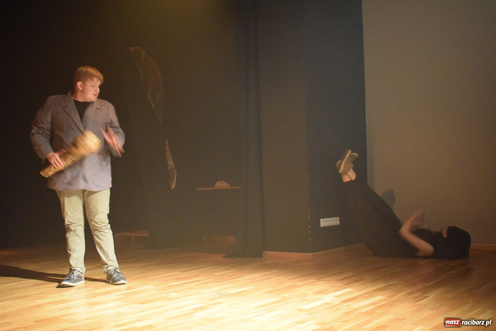 Zdjęcie w galerii na portalu naszraciborz.pl: Spektakl Igraszki z diabłem na scenie MDK wiadomości z regionu