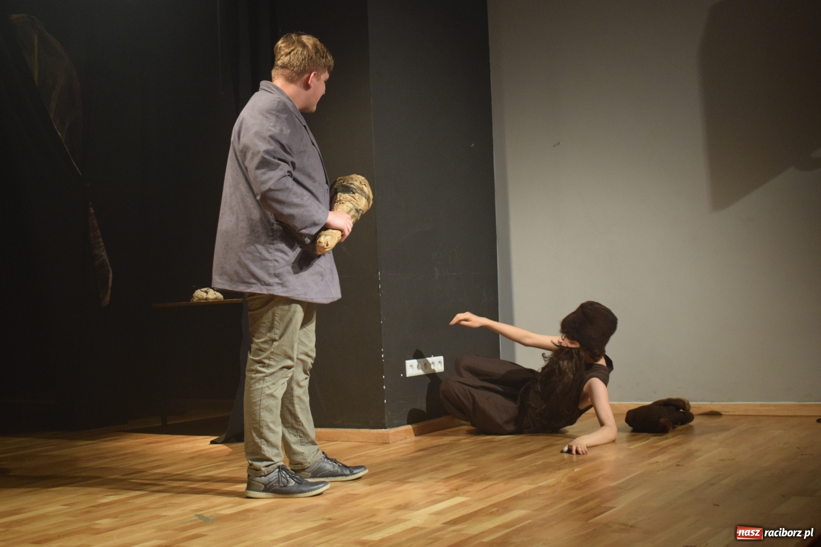 Zdjęcie w galerii na portalu naszraciborz.pl: Spektakl Igraszki z diabłem na scenie MDK wiadomości z regionu