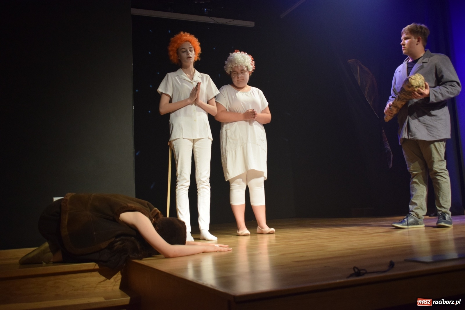 Zdjęcie w galerii na portalu naszraciborz.pl: Spektakl Igraszki z diabłem na scenie MDK wiadomości z regionu