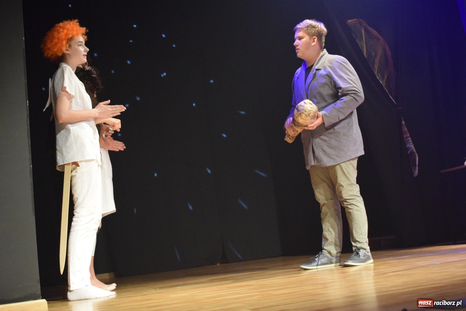 Zdjęcie w galerii na portalu naszraciborz.pl: Spektakl Igraszki z diabłem na scenie MDK wiadomości z regionu