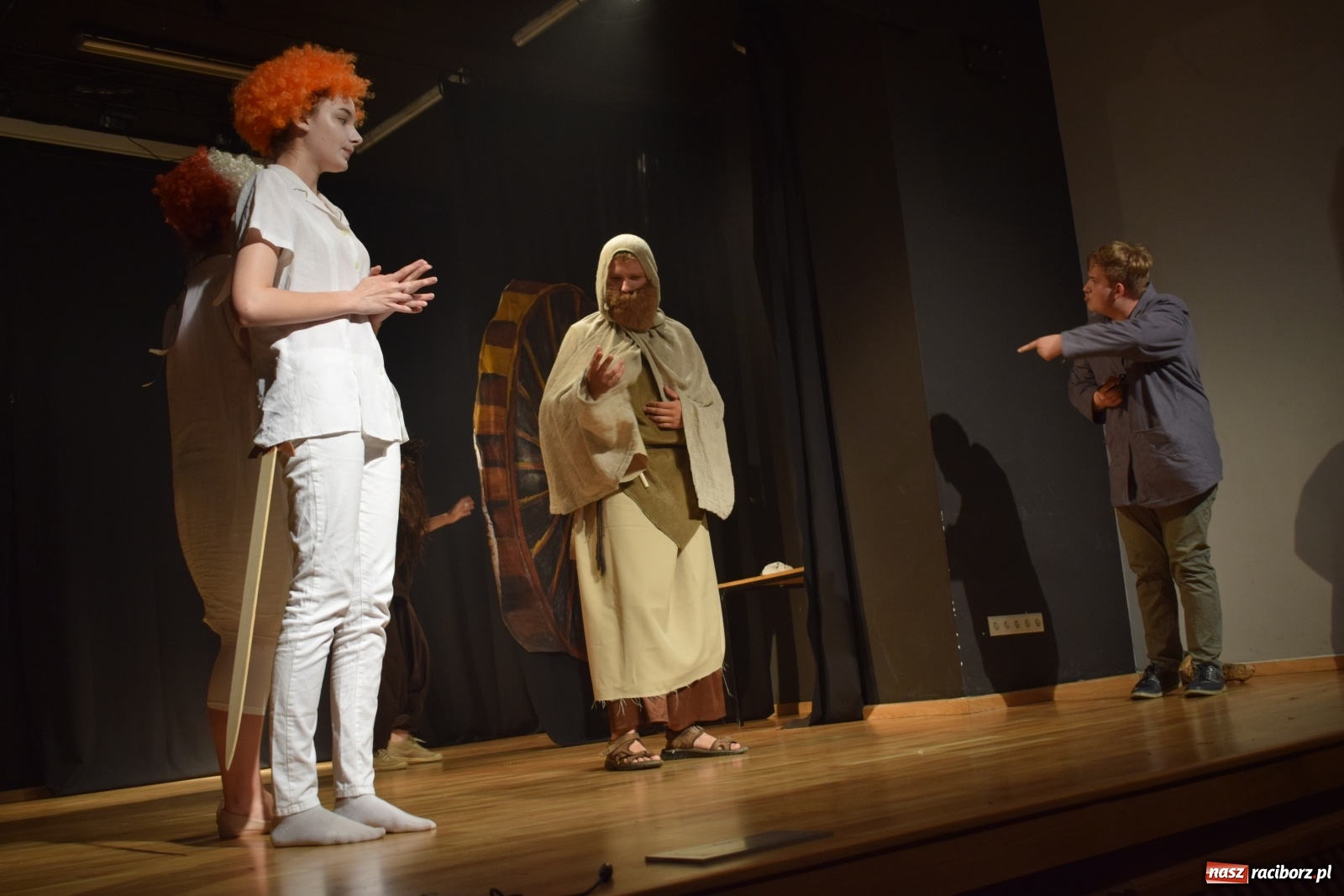 Zdjęcie w galerii na portalu naszraciborz.pl: Spektakl Igraszki z diabłem na scenie MDK wiadomości z regionu