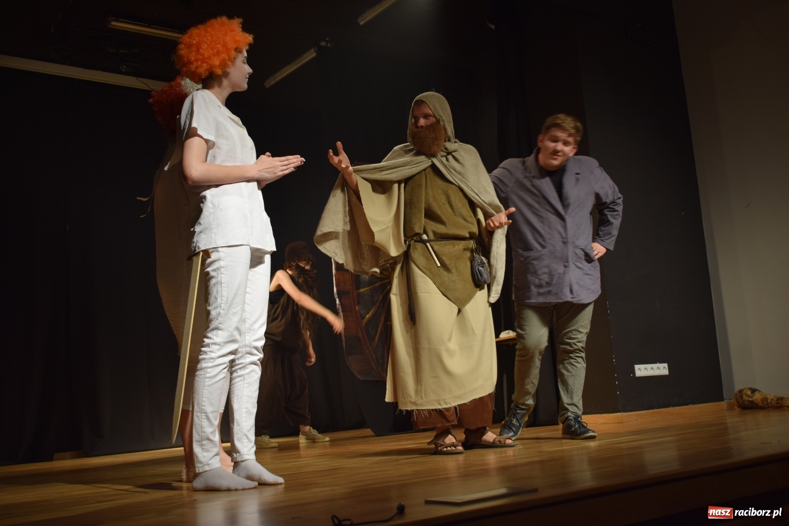 Zdjęcie w galerii na portalu naszraciborz.pl: Spektakl Igraszki z diabłem na scenie MDK wiadomości z regionu