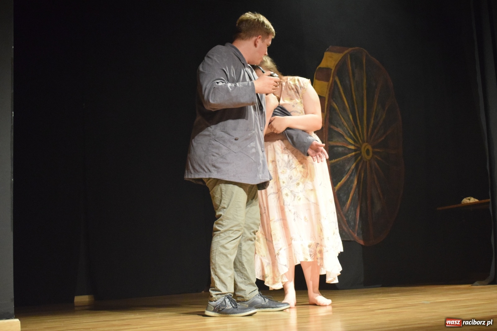 Zdjęcie w galerii na portalu naszraciborz.pl: Spektakl Igraszki z diabłem na scenie MDK wiadomości z regionu