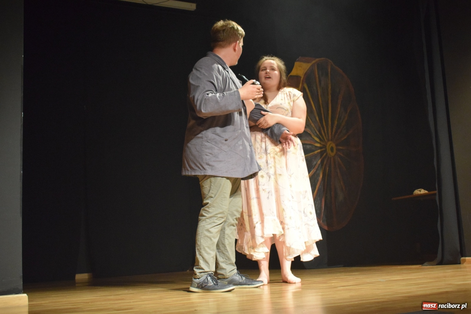 Zdjęcie w galerii na portalu naszraciborz.pl: Spektakl Igraszki z diabłem na scenie MDK wiadomości z regionu