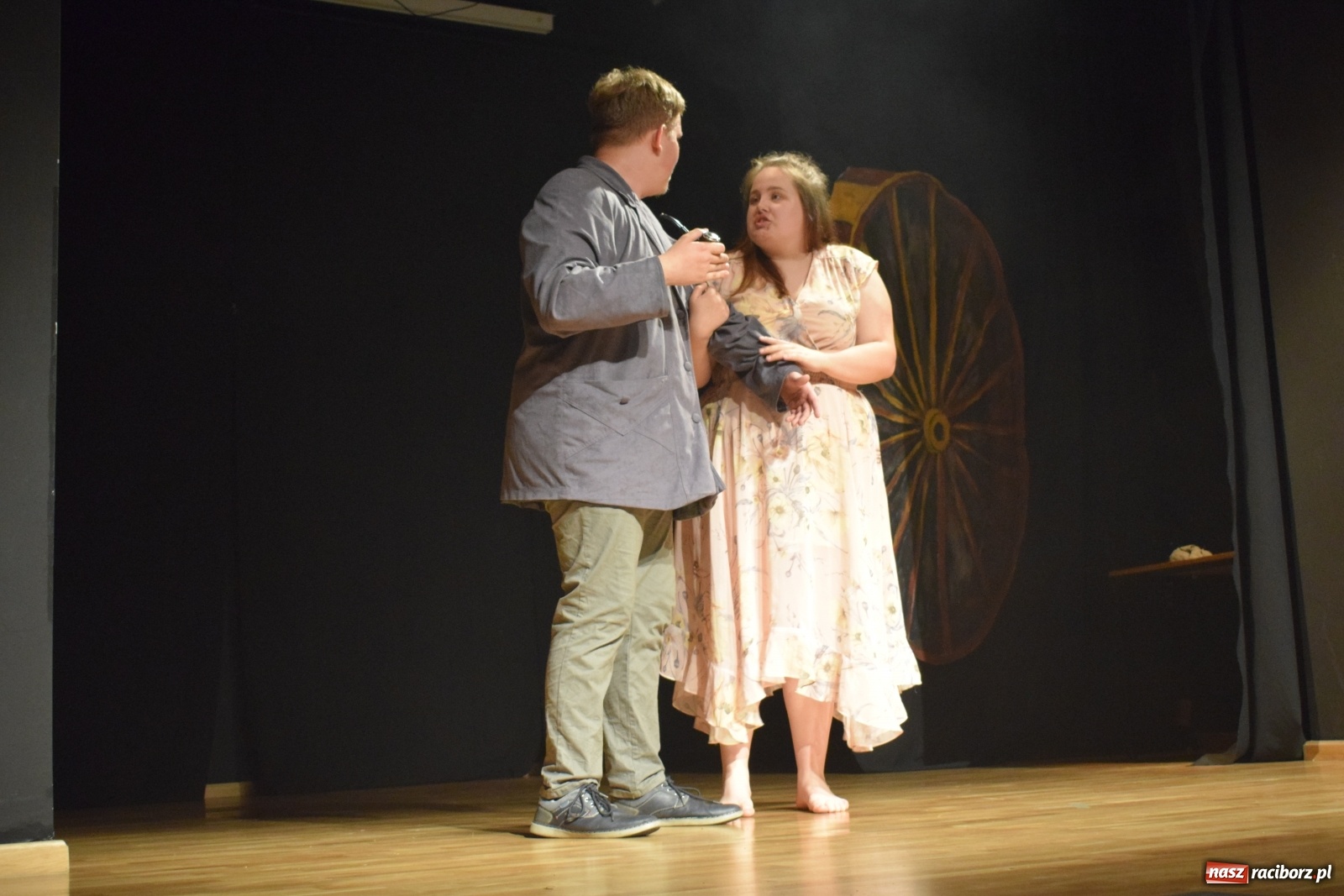 Zdjęcie w galerii na portalu naszraciborz.pl: Spektakl Igraszki z diabłem na scenie MDK wiadomości z regionu