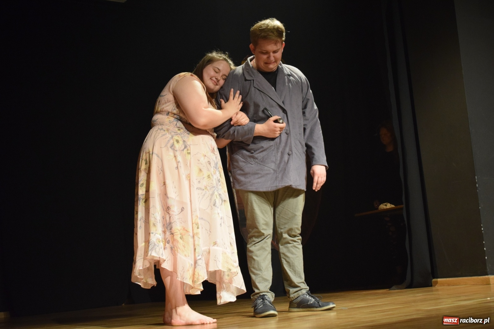 Zdjęcie w galerii na portalu naszraciborz.pl: Spektakl Igraszki z diabłem na scenie MDK wiadomości z regionu