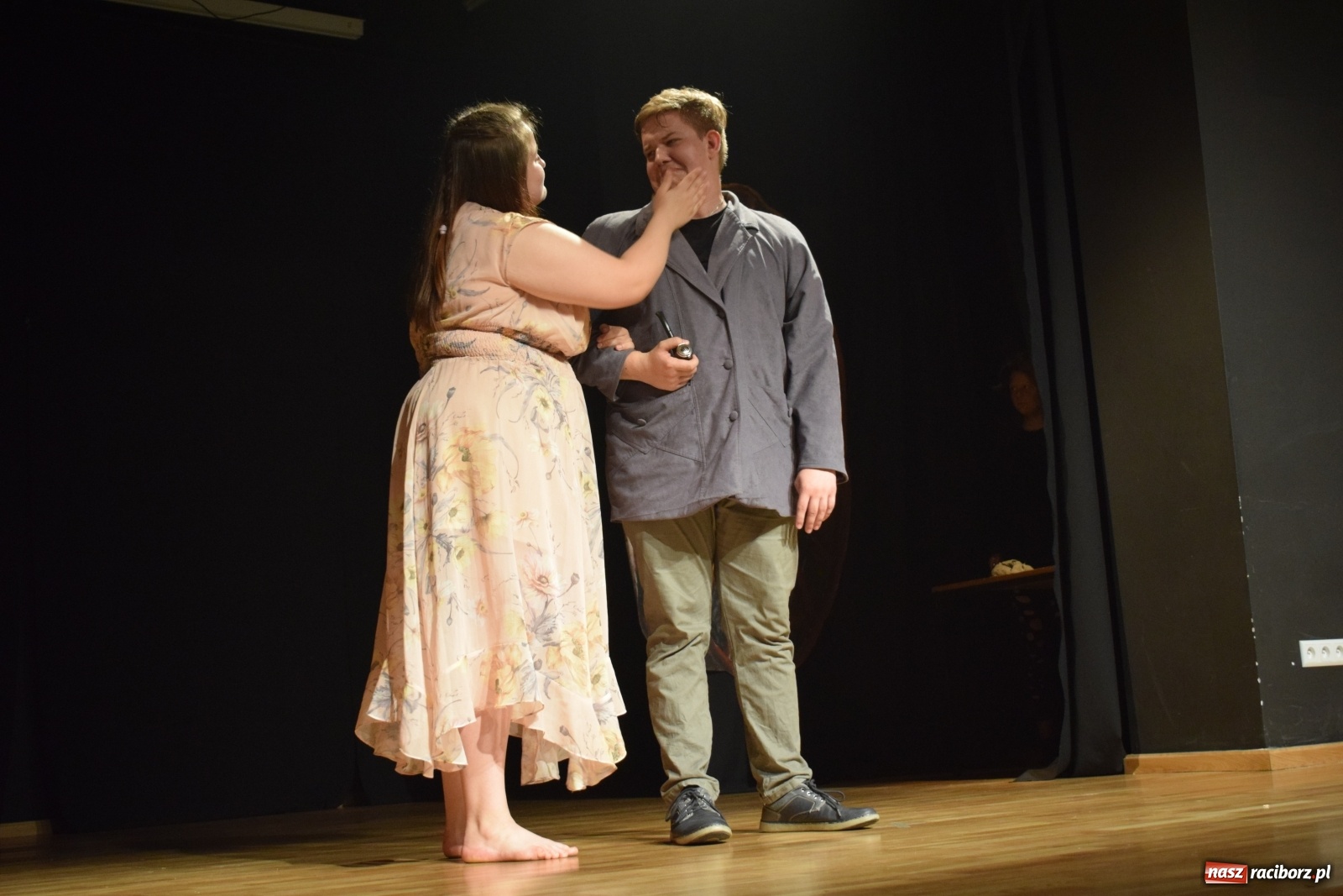 Zdjęcie w galerii na portalu naszraciborz.pl: Spektakl Igraszki z diabłem na scenie MDK wiadomości z regionu