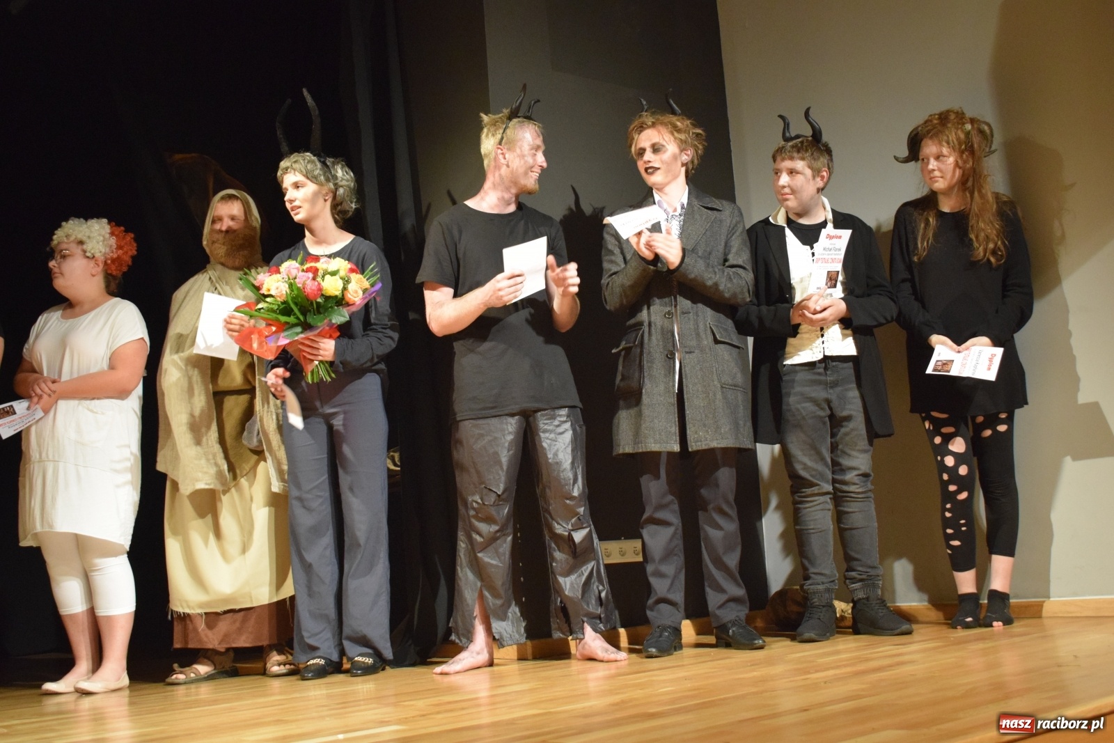 Zdjęcie w galerii na portalu naszraciborz.pl: Spektakl Igraszki z diabłem na scenie MDK wiadomości z regionu