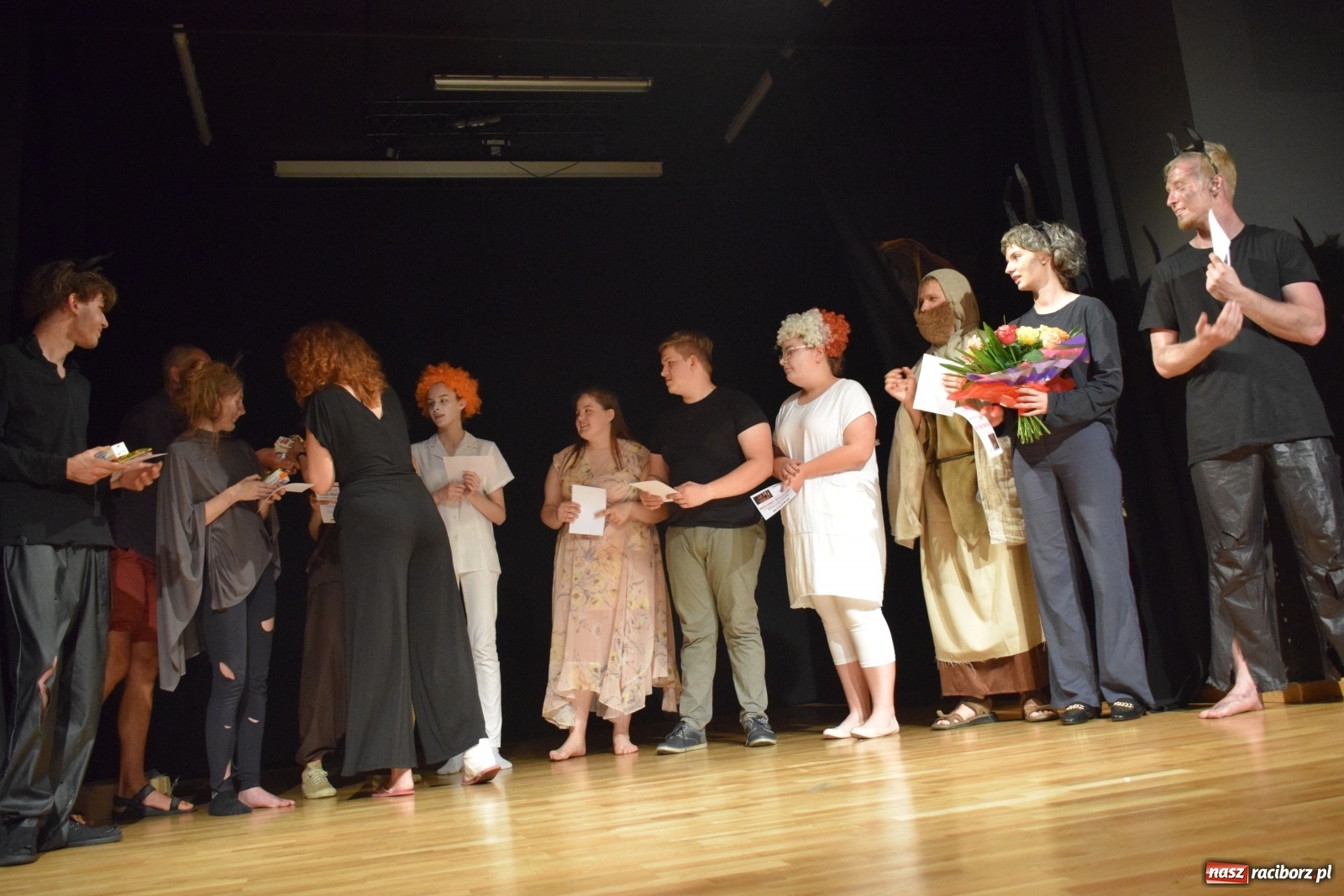 Zdjęcie w galerii na portalu naszraciborz.pl: Spektakl Igraszki z diabłem na scenie MDK wiadomości z regionu