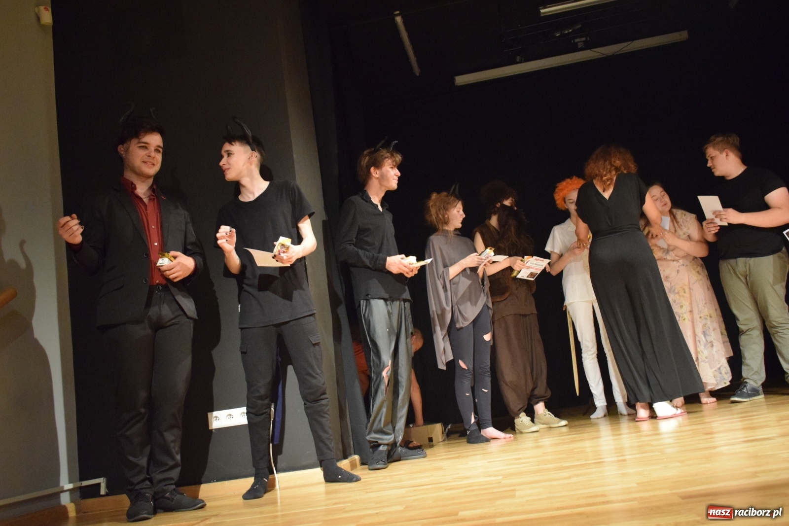 Zdjęcie w galerii na portalu naszraciborz.pl: Spektakl Igraszki z diabłem na scenie MDK wiadomości z regionu