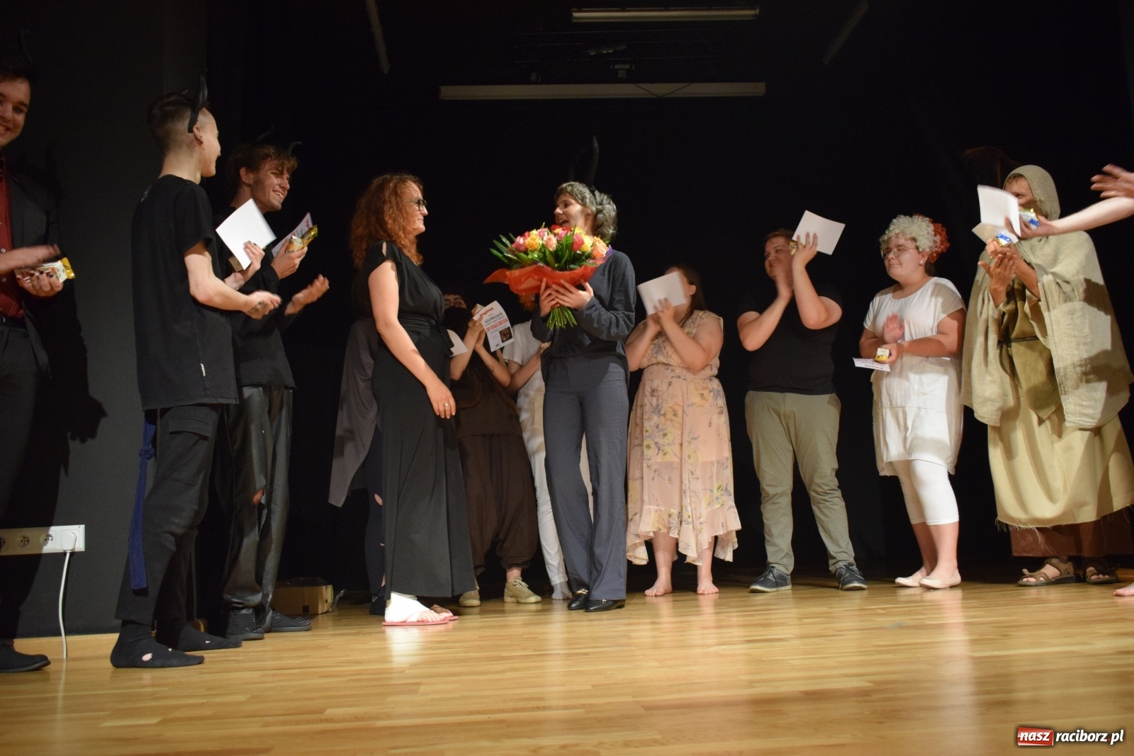 Zdjęcie w galerii na portalu naszraciborz.pl: Spektakl Igraszki z diabłem na scenie MDK wiadomości z regionu