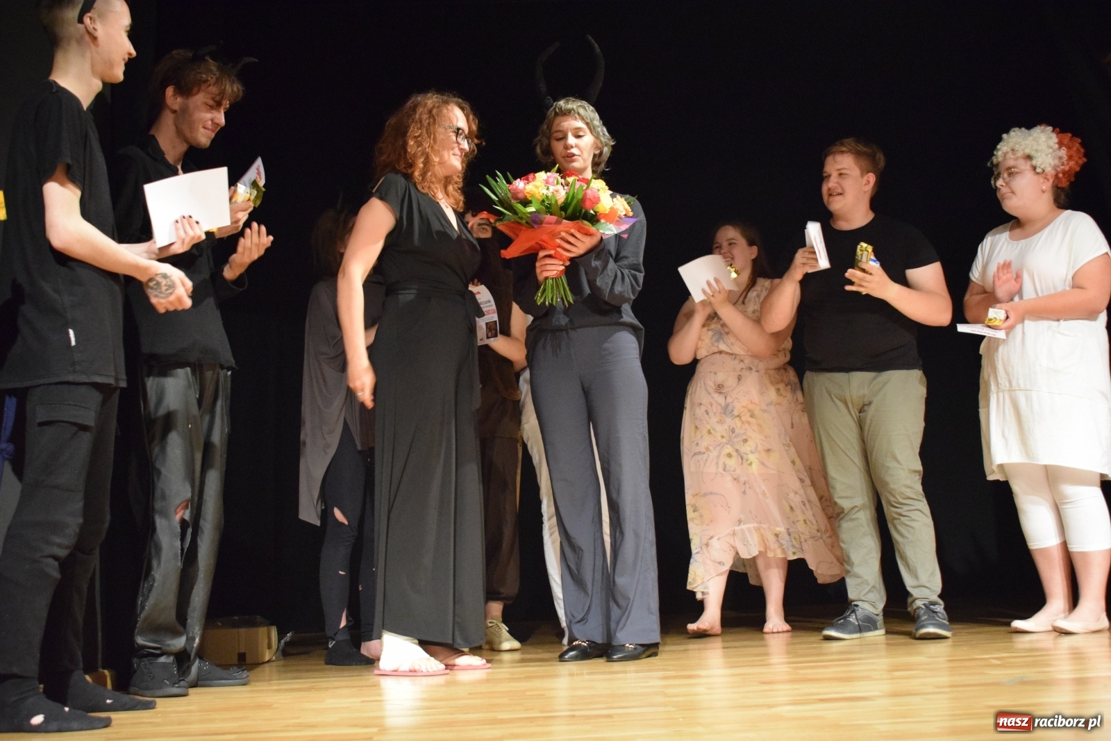 Zdjęcie w galerii na portalu naszraciborz.pl: Spektakl Igraszki z diabłem na scenie MDK wiadomości z regionu