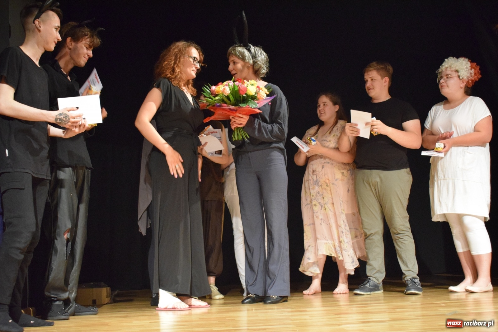 Zdjęcie w galerii na portalu naszraciborz.pl: Spektakl Igraszki z diabłem na scenie MDK wiadomości z regionu