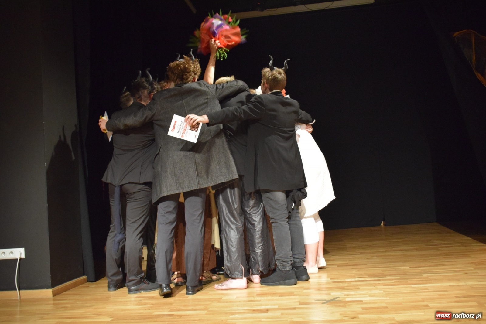 Zdjęcie w galerii na portalu naszraciborz.pl: Spektakl Igraszki z diabłem na scenie MDK wiadomości z regionu