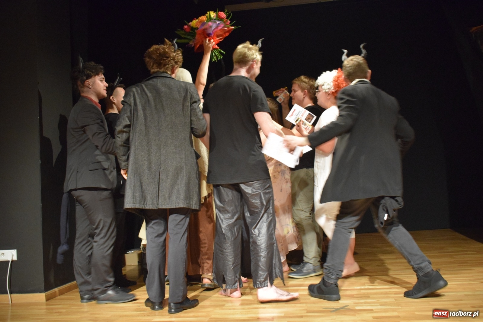 Zdjęcie w galerii na portalu naszraciborz.pl: Spektakl Igraszki z diabłem na scenie MDK wiadomości z regionu