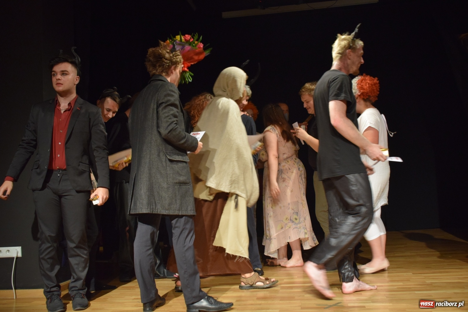 Zdjęcie w galerii na portalu naszraciborz.pl: Spektakl Igraszki z diabłem na scenie MDK wiadomości z regionu