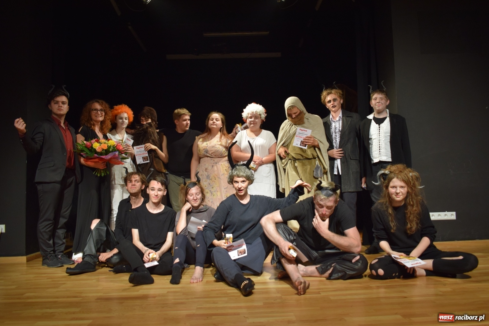 Zdjęcie w galerii na portalu naszraciborz.pl: Spektakl Igraszki z diabłem na scenie MDK wiadomości z regionu