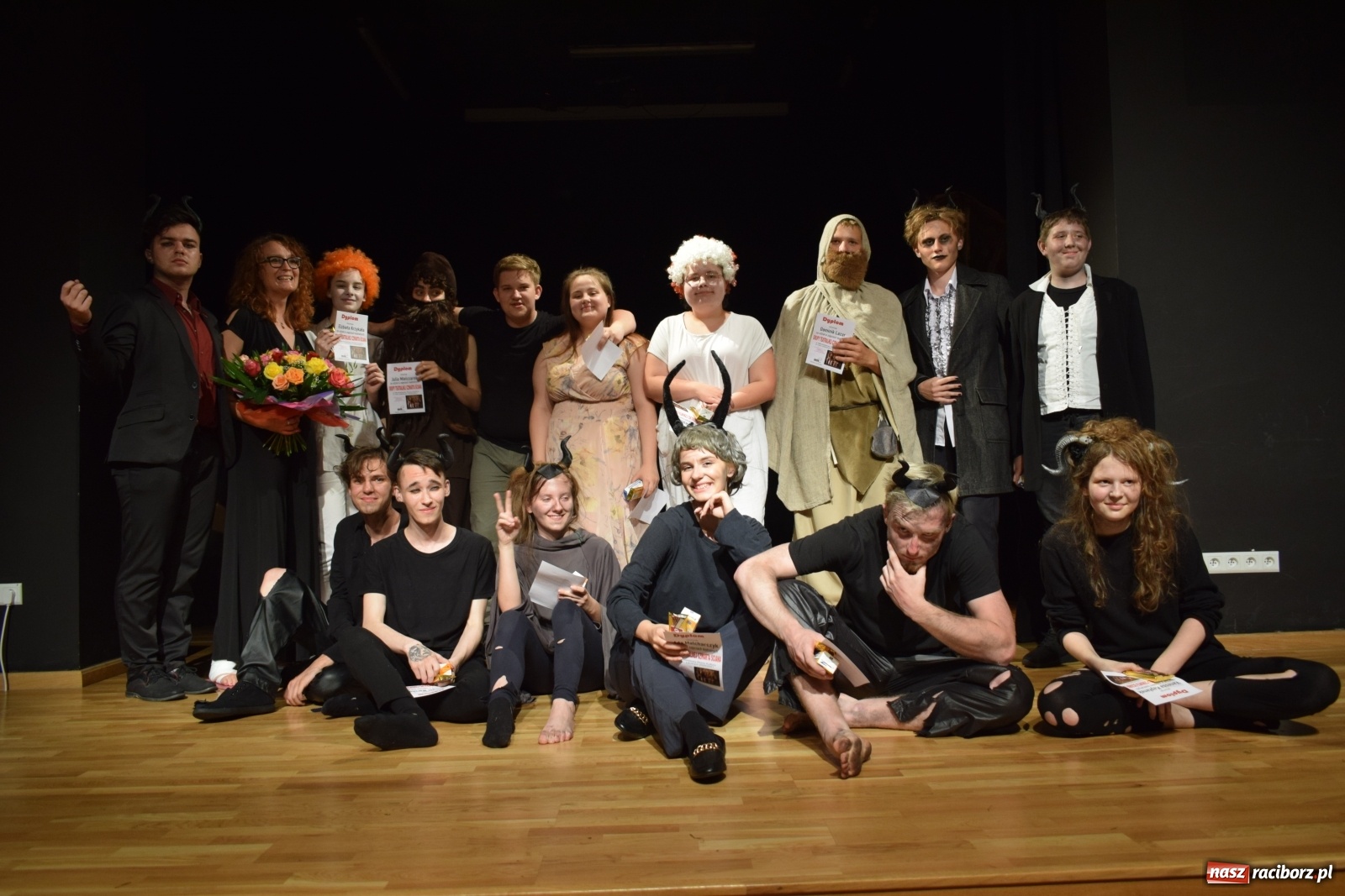 Zdjęcie w galerii na portalu naszraciborz.pl: Spektakl Igraszki z diabłem na scenie MDK wiadomości z regionu