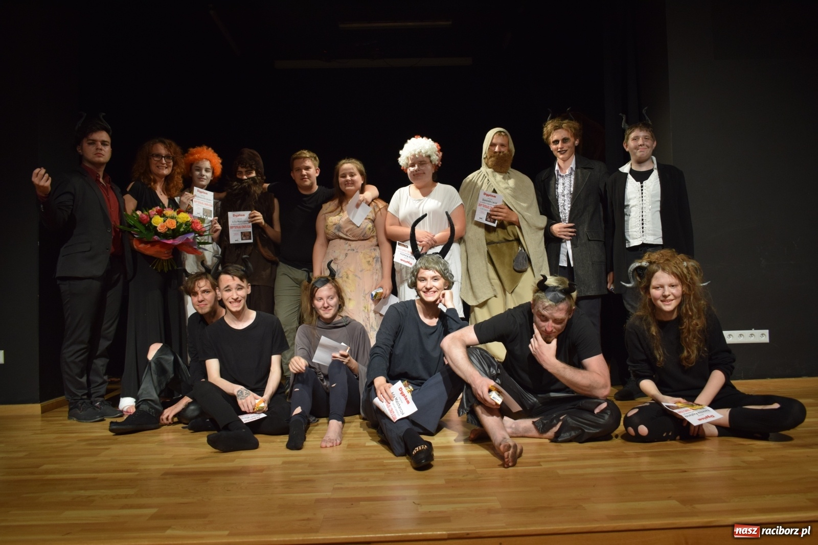 Zdjęcie w galerii na portalu naszraciborz.pl: Spektakl Igraszki z diabłem na scenie MDK wiadomości z regionu