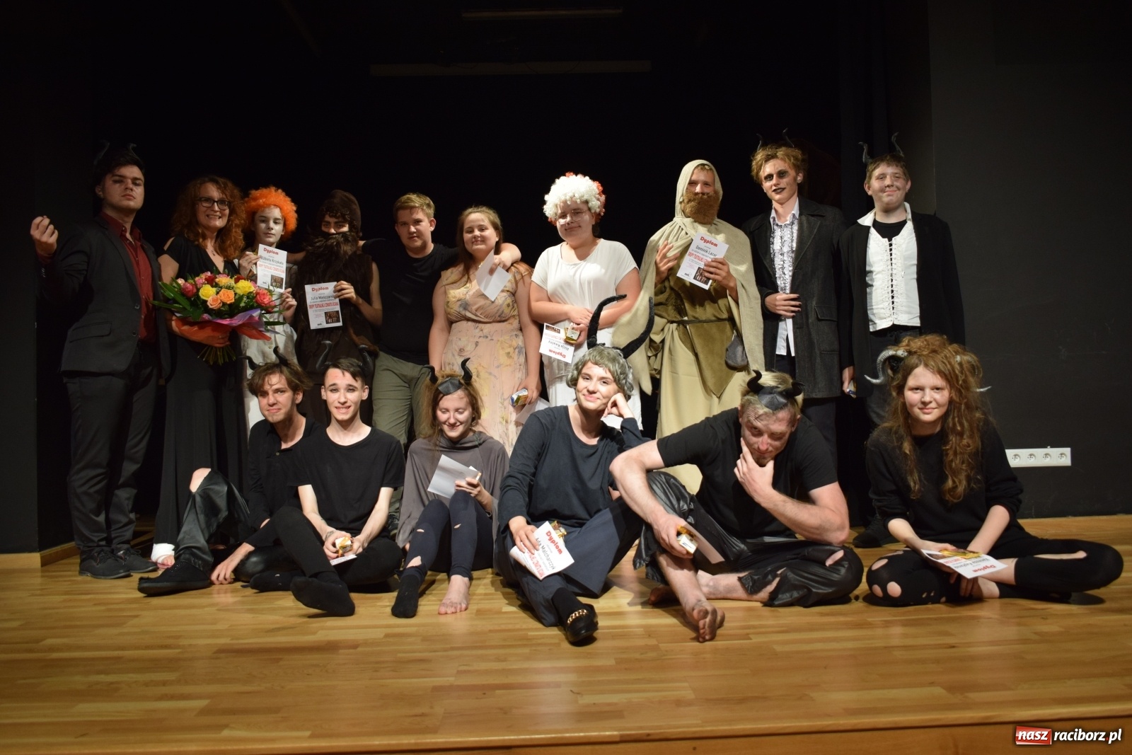 Zdjęcie w galerii na portalu naszraciborz.pl: Spektakl Igraszki z diabłem na scenie MDK wiadomości z regionu