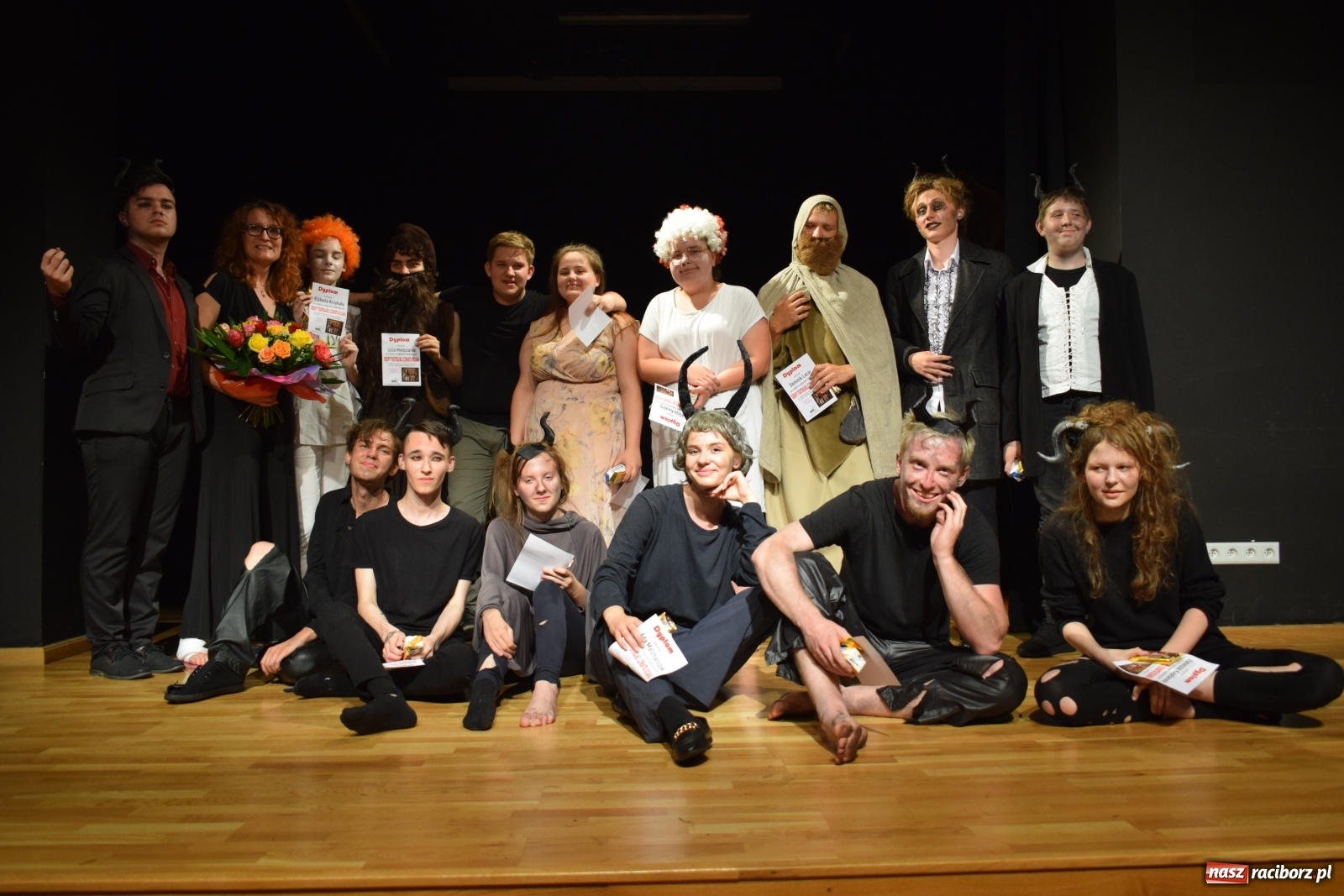 Zdjęcie w galerii na portalu naszraciborz.pl: Spektakl Igraszki z diabłem na scenie MDK wiadomości z regionu