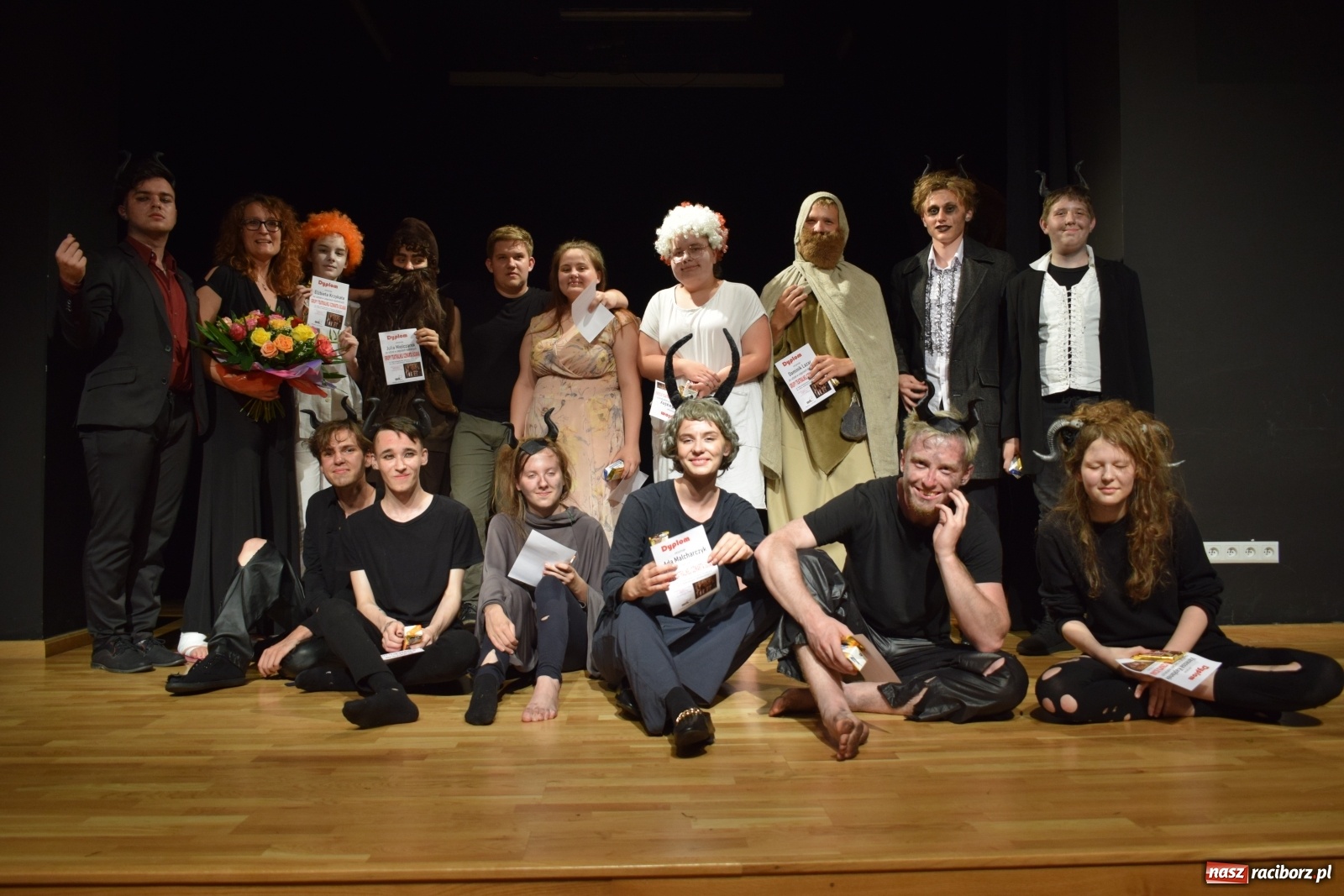 Zdjęcie w galerii na portalu naszraciborz.pl: Spektakl Igraszki z diabłem na scenie MDK wiadomości z regionu