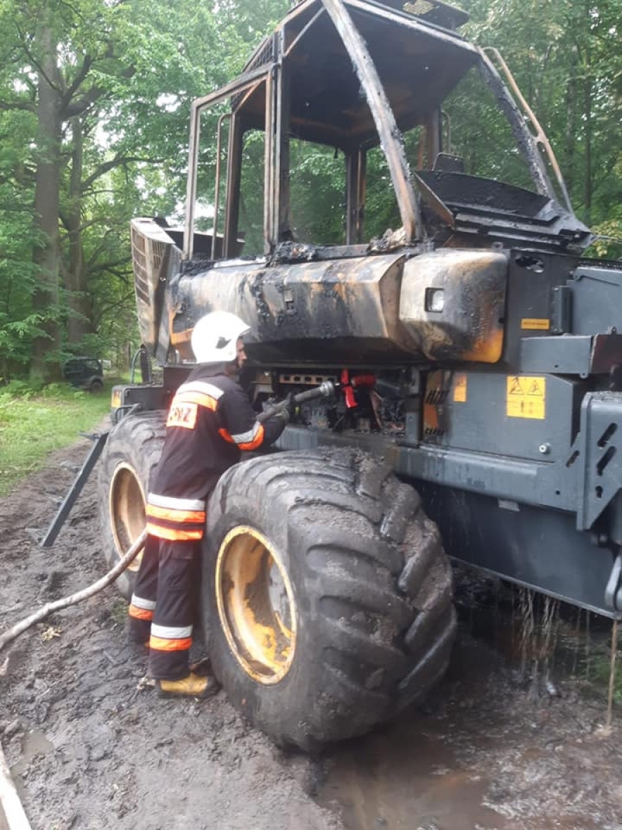 Zdjęcie w galerii na portalu naszraciborz.pl: 700 tys. złotych strat po pożarze harwestera wiadomości z regionu