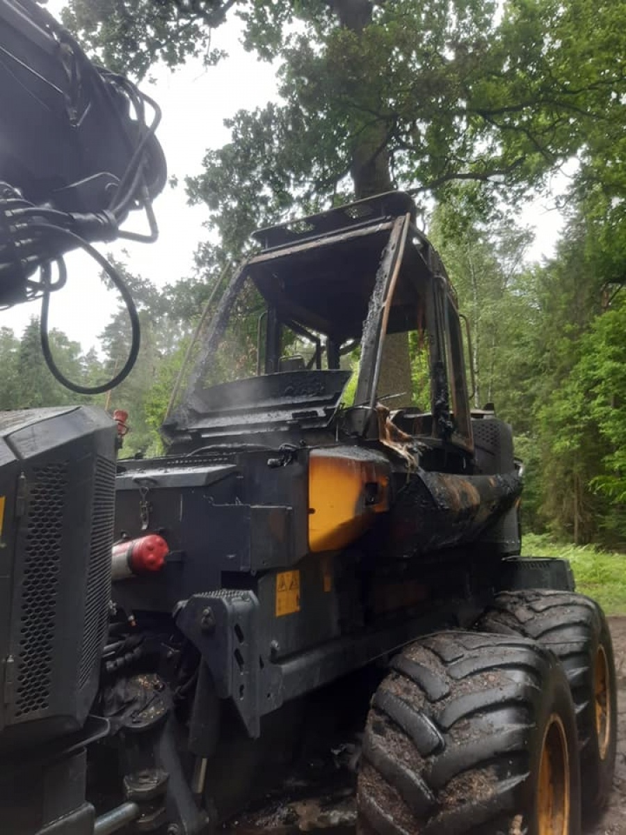 Zdjęcie w galerii na portalu naszraciborz.pl: 700 tys. złotych strat po pożarze harwestera wiadomości z regionu