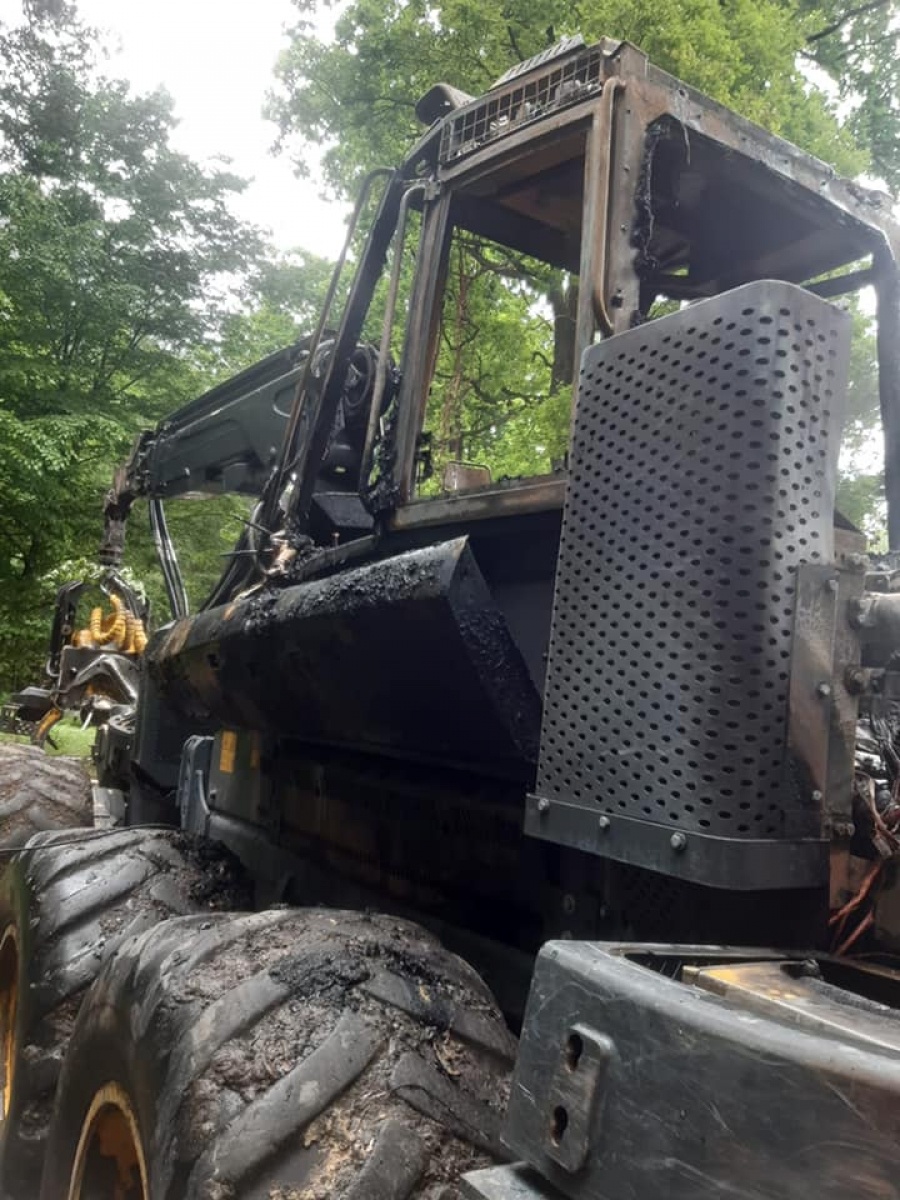 Zdjęcie w galerii na portalu naszraciborz.pl: 700 tys. złotych strat po pożarze harwestera wiadomości z regionu