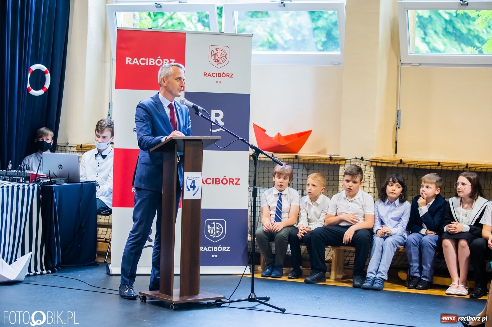 Zdjęcie w galerii na portalu naszraciborz.pl: Miejskie zakończenie roku szkolnego. Nagrodzono laureatów i finalistów konkursów wiadomości z regionu