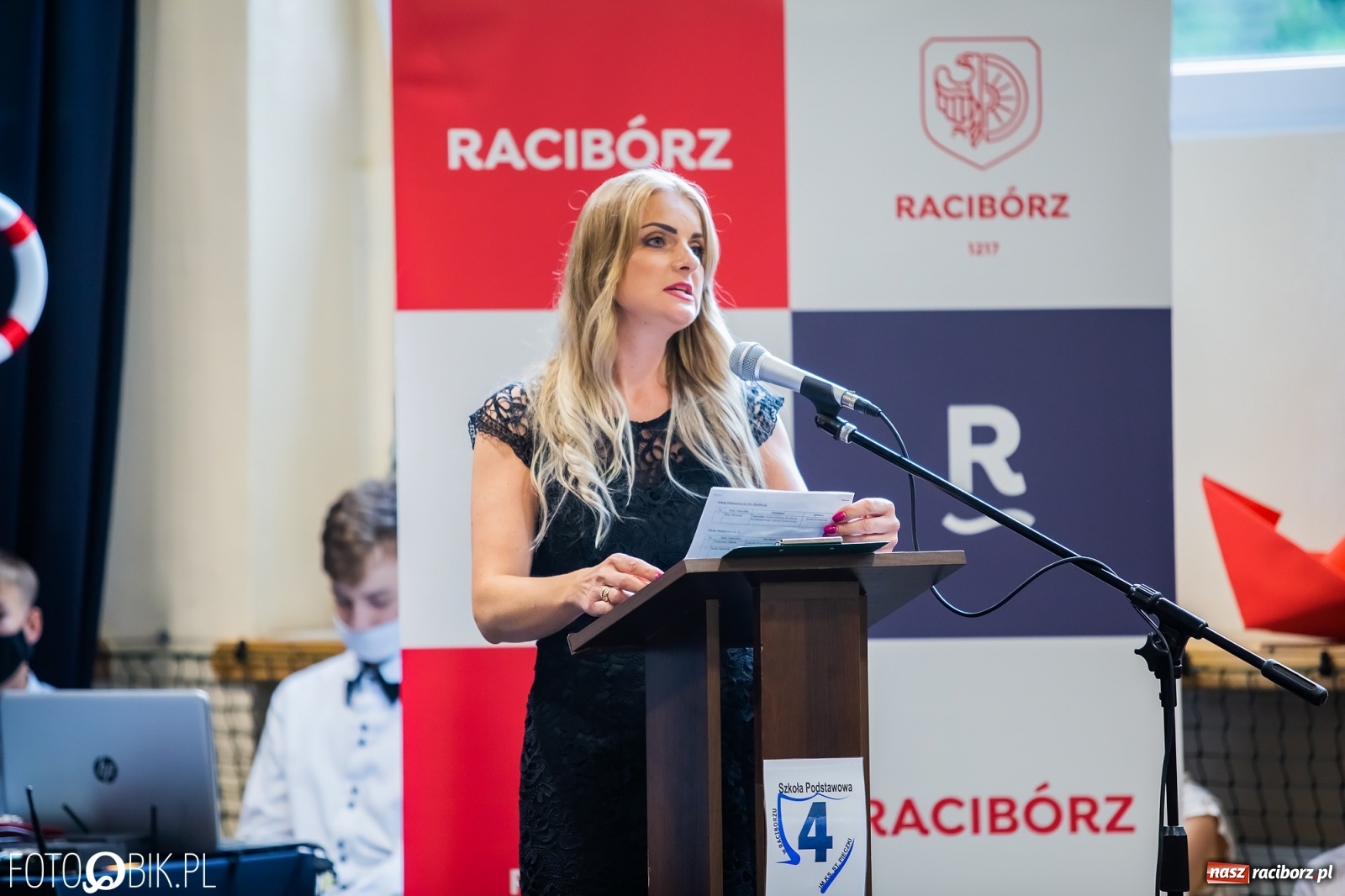 Zdjęcie w galerii na portalu naszraciborz.pl: Miejskie zakończenie roku szkolnego. Nagrodzono laureatów i finalistów konkursów wiadomości z regionu