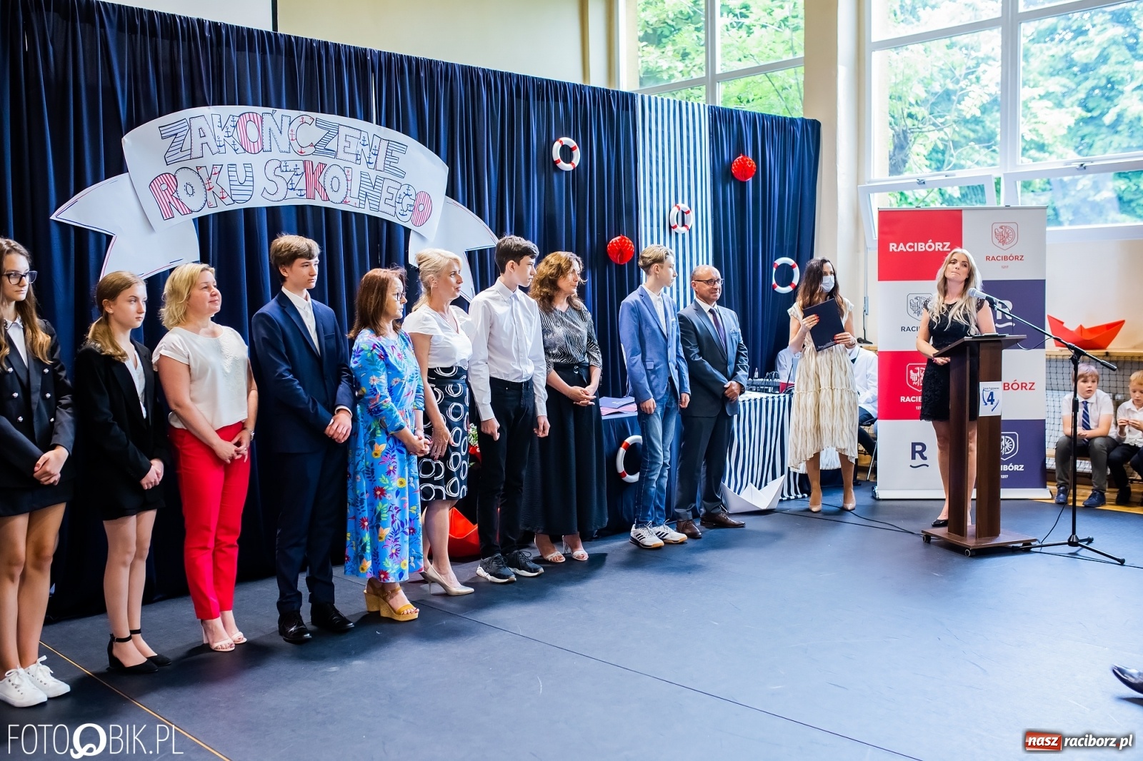 Zdjęcie w galerii na portalu naszraciborz.pl: Miejskie zakończenie roku szkolnego. Nagrodzono laureatów i finalistów konkursów wiadomości z regionu