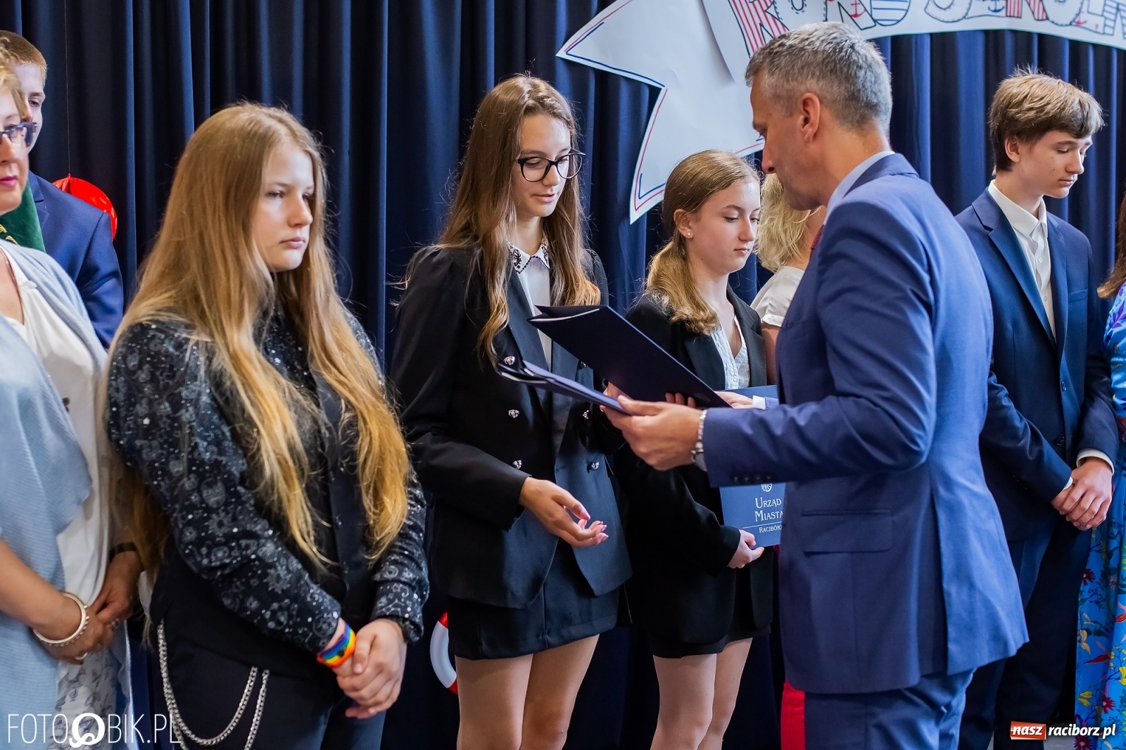 Zdjęcie w galerii na portalu naszraciborz.pl: Miejskie zakończenie roku szkolnego. Nagrodzono laureatów i finalistów konkursów wiadomości z regionu