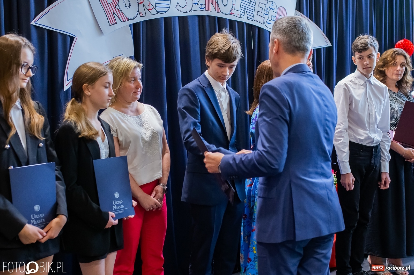 Zdjęcie w galerii na portalu naszraciborz.pl: Miejskie zakończenie roku szkolnego. Nagrodzono laureatów i finalistów konkursów wiadomości z regionu