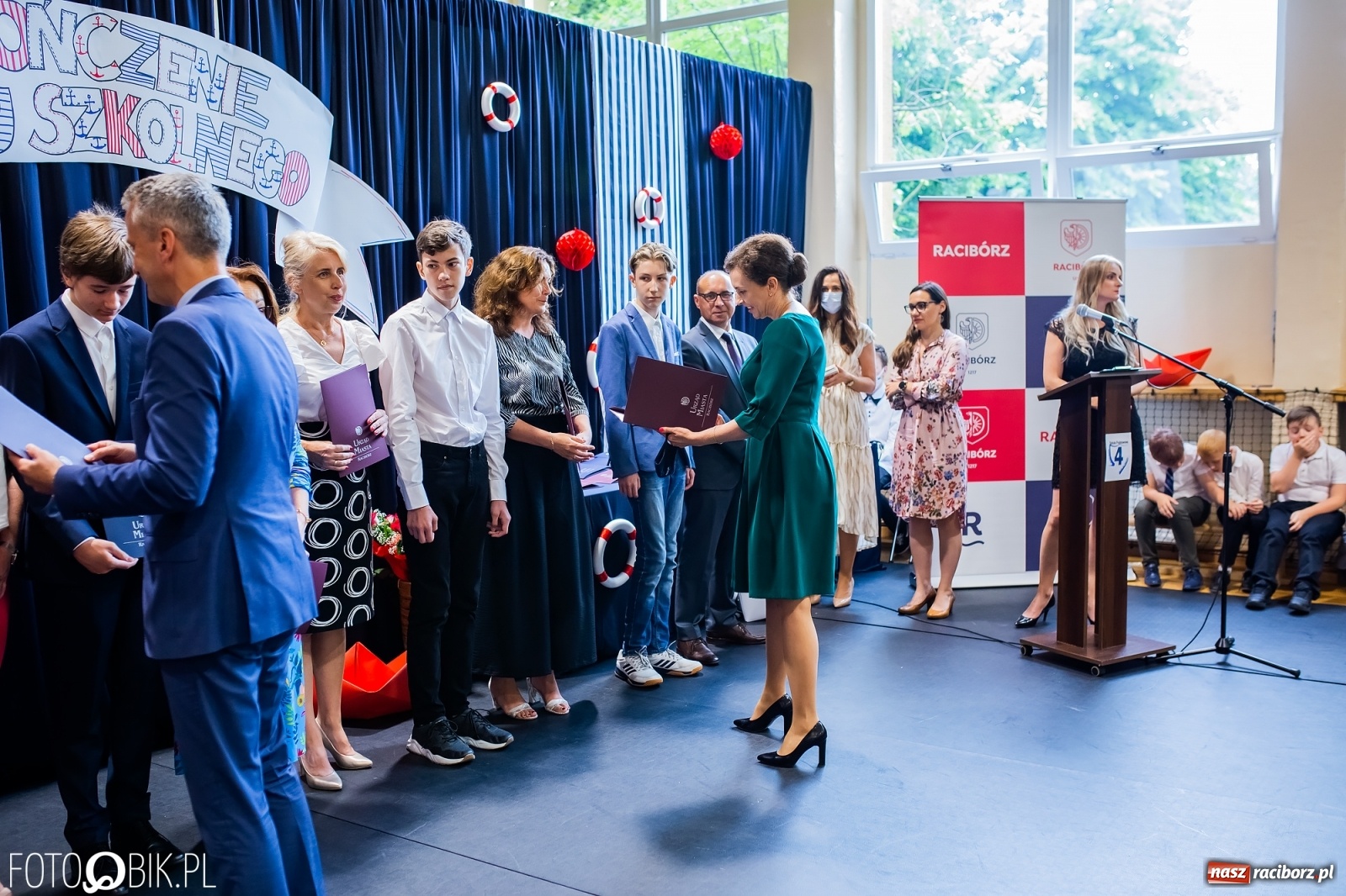 Zdjęcie w galerii na portalu naszraciborz.pl: Miejskie zakończenie roku szkolnego. Nagrodzono laureatów i finalistów konkursów wiadomości z regionu
