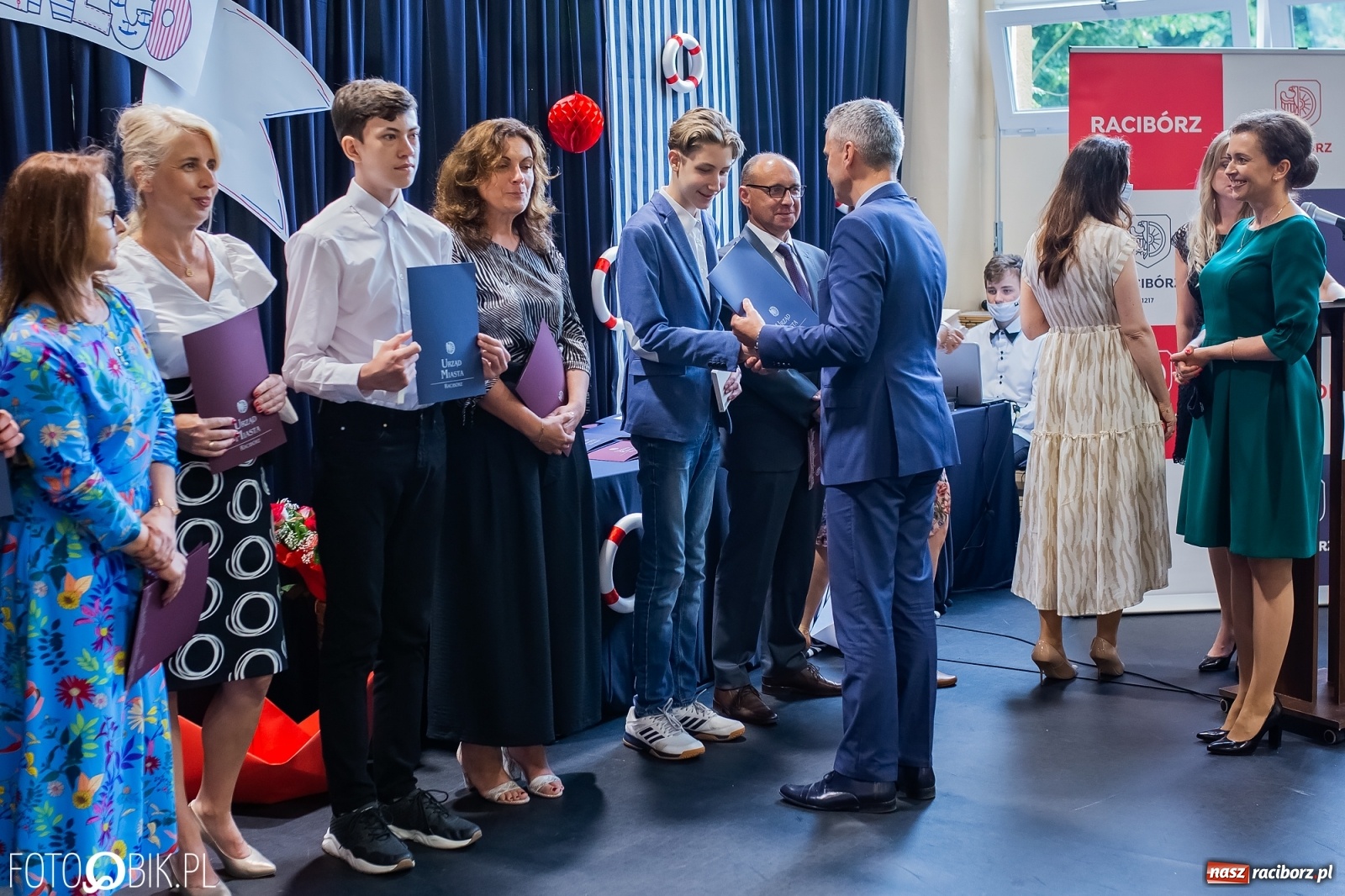 Zdjęcie w galerii na portalu naszraciborz.pl: Miejskie zakończenie roku szkolnego. Nagrodzono laureatów i finalistów konkursów wiadomości z regionu